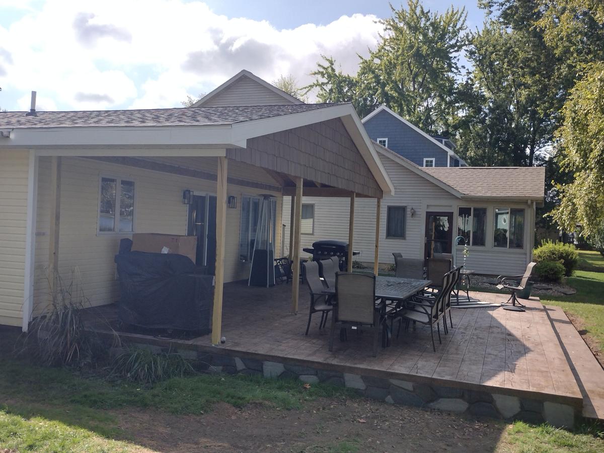 Covered patio deck with outdoor dining area